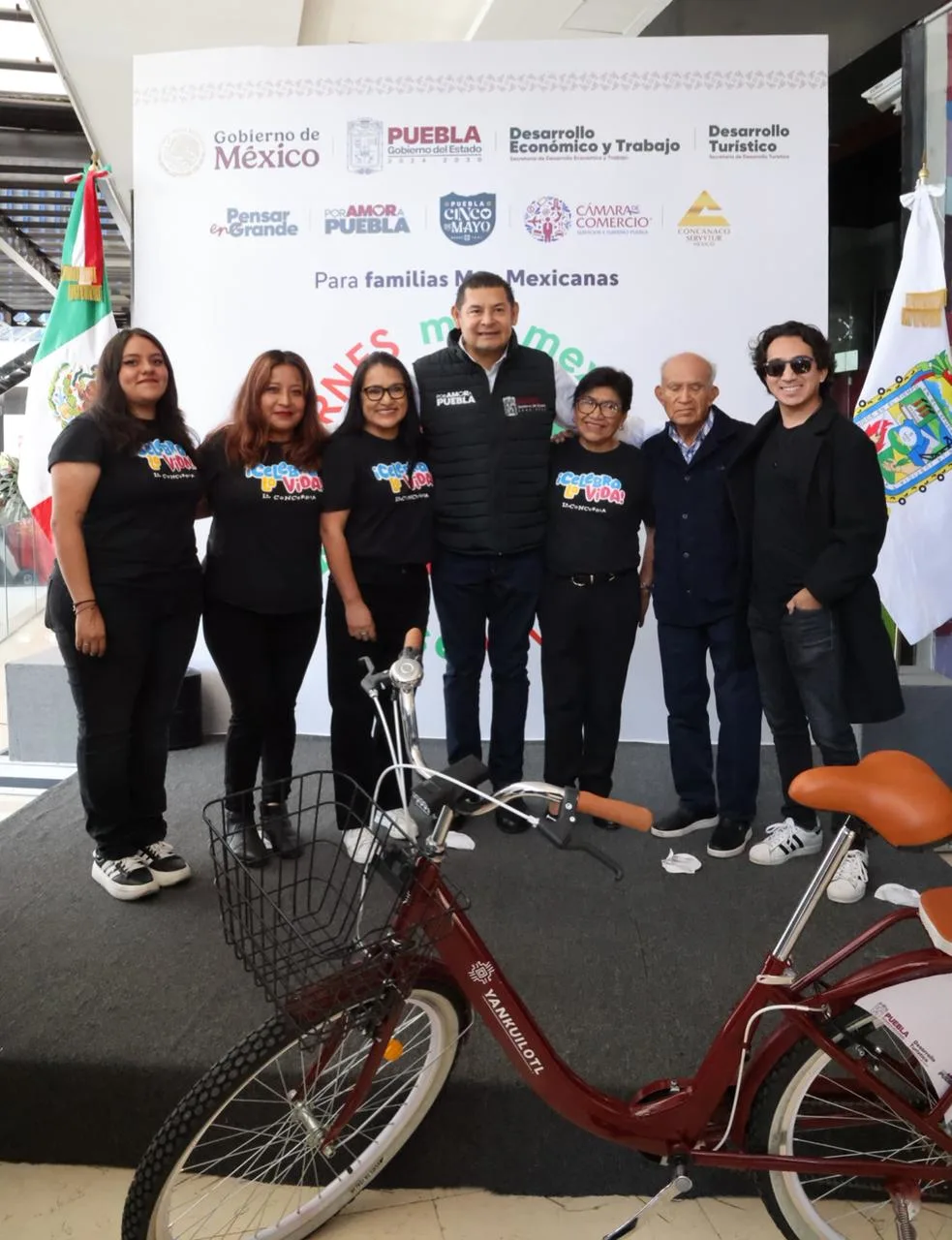 Alejandro Armenta presenta bicicleta eléctrica hecha en Puebla y 500 km de ciclovías