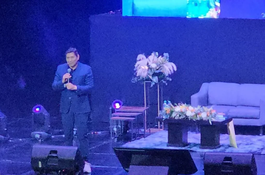 El coach de vida César Lozano regresó a Puebla con su conferencia “Feliz Mente Imperfectos… Aumentada y Recargada”