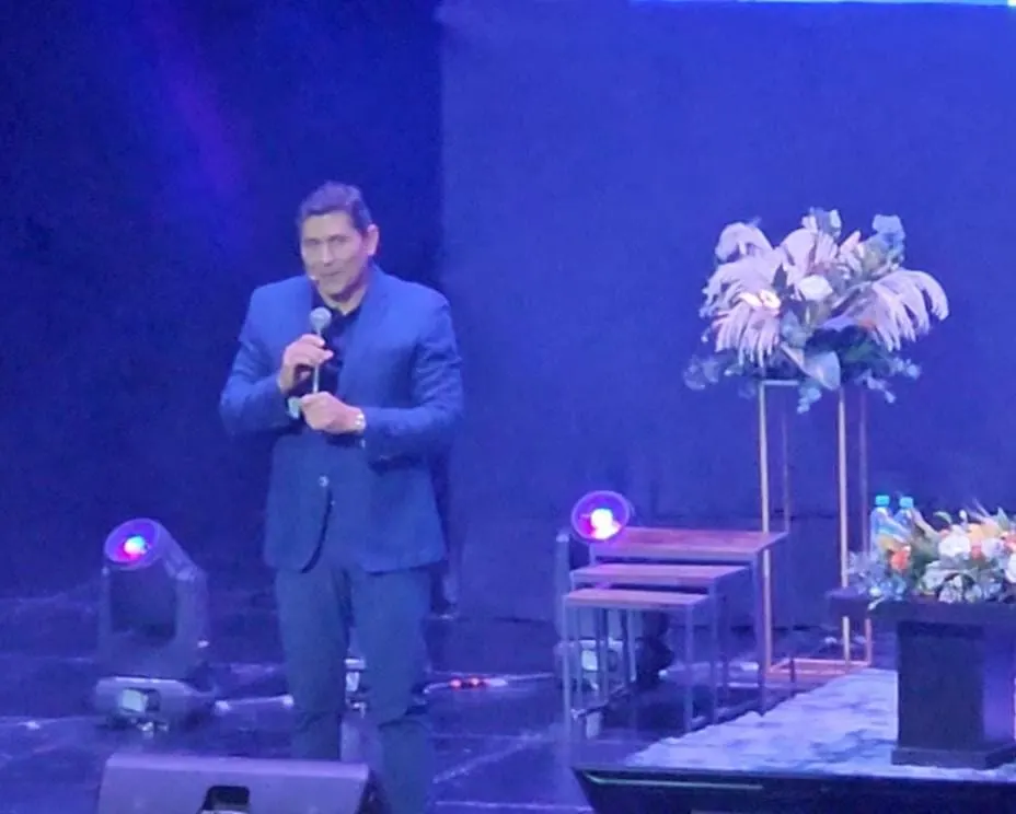 El coach de vida César Lozano regresó a Puebla con su conferencia “Feliz Mente Imperfectos… Aumentada y Recargada”