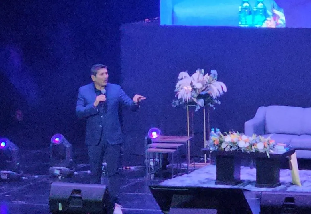 El coach de vida César Lozano regresó a Puebla con su conferencia “Feliz Mente Imperfectos… Aumentada y Recargada”
