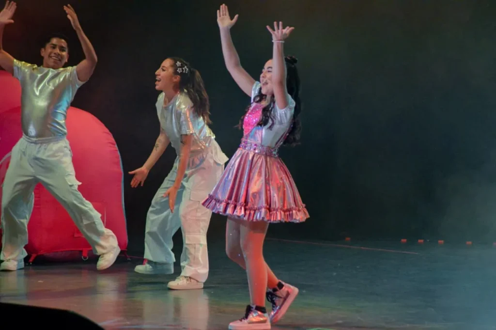 Entre música, baile y recuerdos, Lara Campos enamora a Puebla