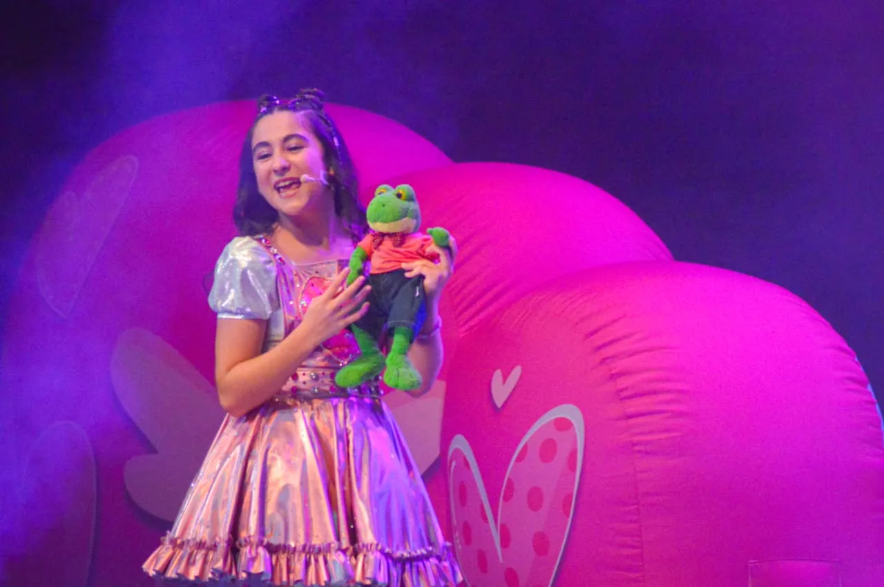 Entre música, baile y recuerdos, Lara Campos enamora a Puebla