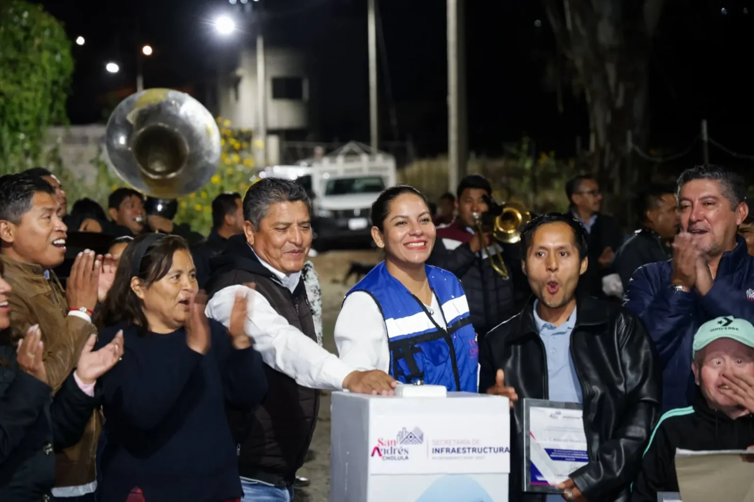 Entrega Lupita Cuautle obras de drenaje y electrificación en San Antonio Cacalotepec
