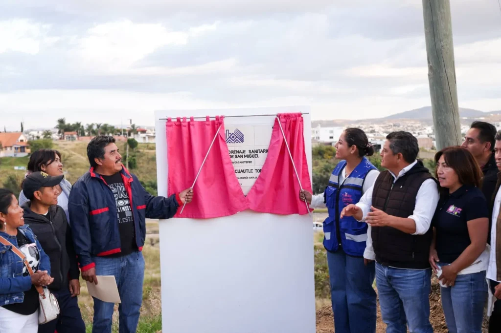 Entrega Lupita Cuautle obras de drenaje y electrificación en San Antonio Cacalotepec