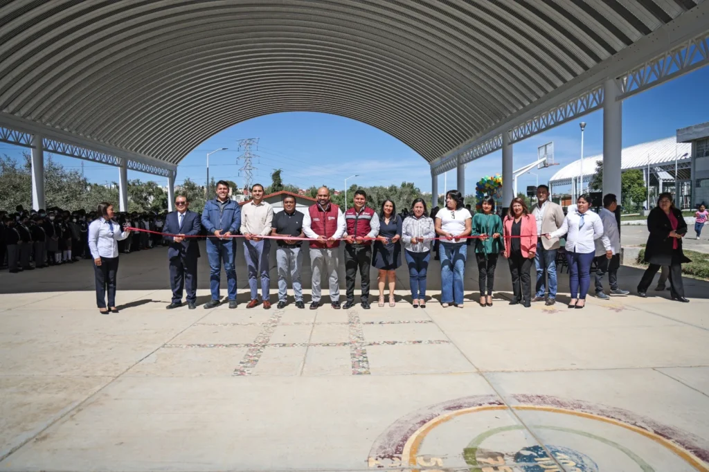 Entregan Omar Muñoz y Carlos Ochoa arco techo en primaria de la Unidad Educativa Frida Kahlo