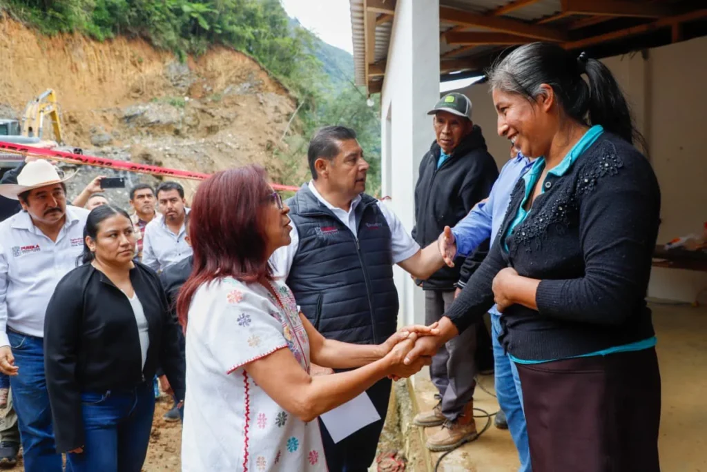gobierno-puebla-abre-caminos-afectados-des