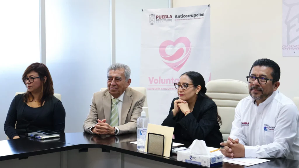 Gobierno de Puebla reconoce a trabajadores con más de 30 años de servicio