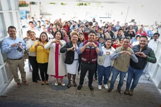 Omar Muñoz y Tere Alfaro entregan insumos alimentarios a instituciones educativas