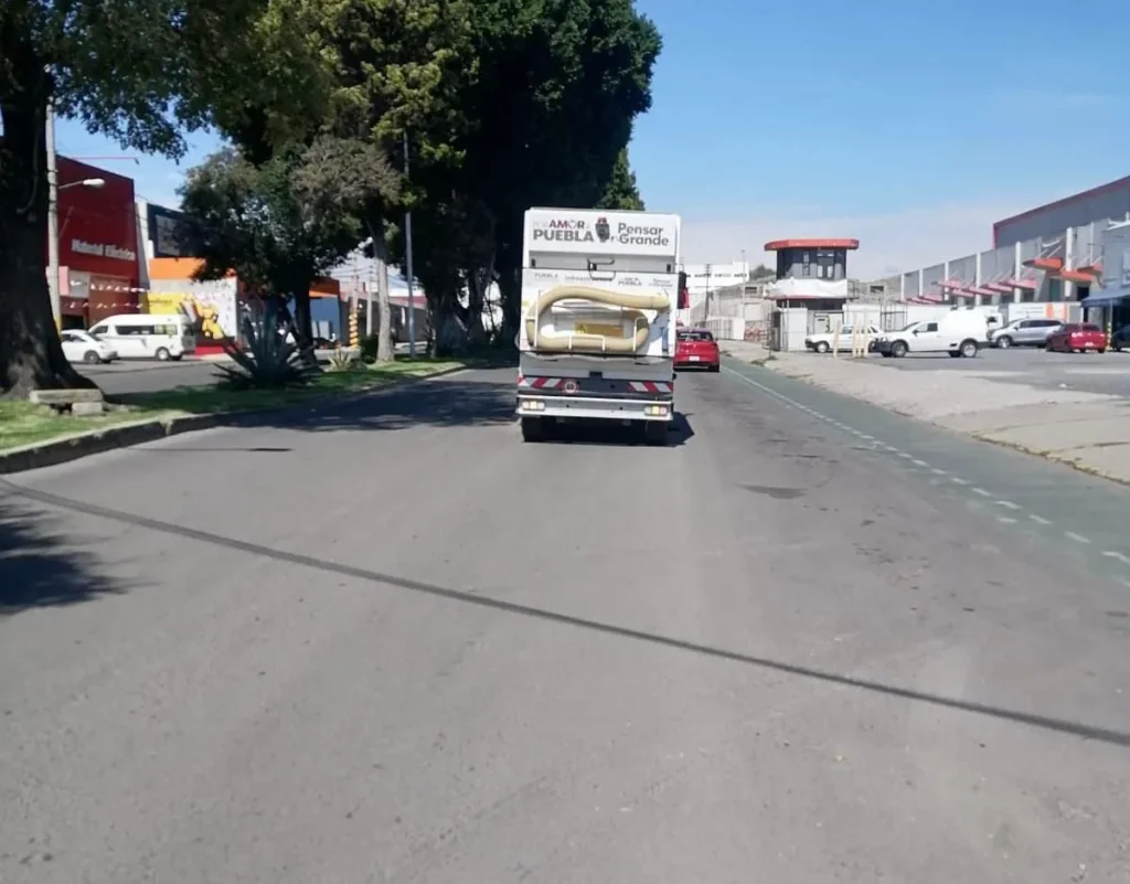 Puebla refuerza limpieza vial con más de mil kilómetros de barrido mecánico