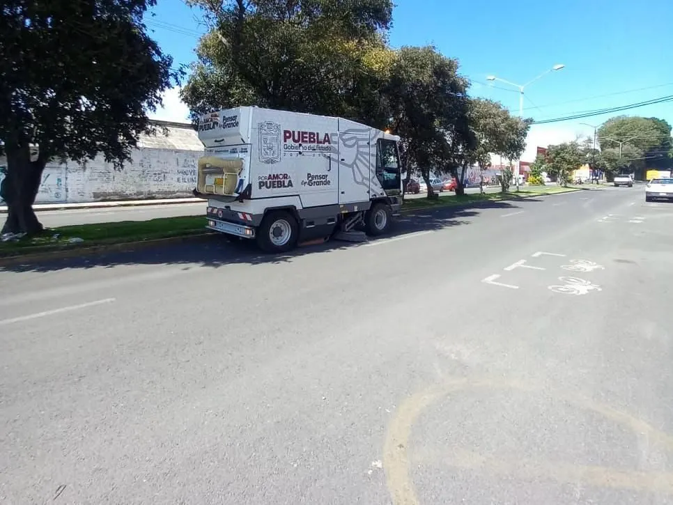 Puebla refuerza limpieza vial con más de mil kilómetros de barrido mecánico