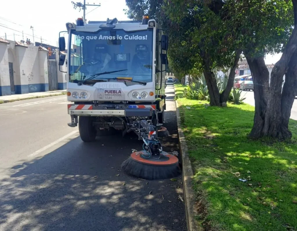 Puebla refuerza limpieza vial con más de mil kilómetros de barrido mecánico