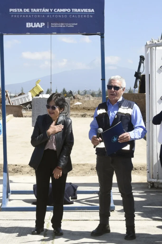 Rectora Lilia Cedillo coloca primera piedra de pista de tartán y campo traviesa en la prepa Alfonso Calderón (2)