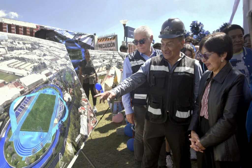 Rectora Lilia Cedillo coloca primera piedra de pista de tartán y campo traviesa en la prepa Alfonso Calderón (2)