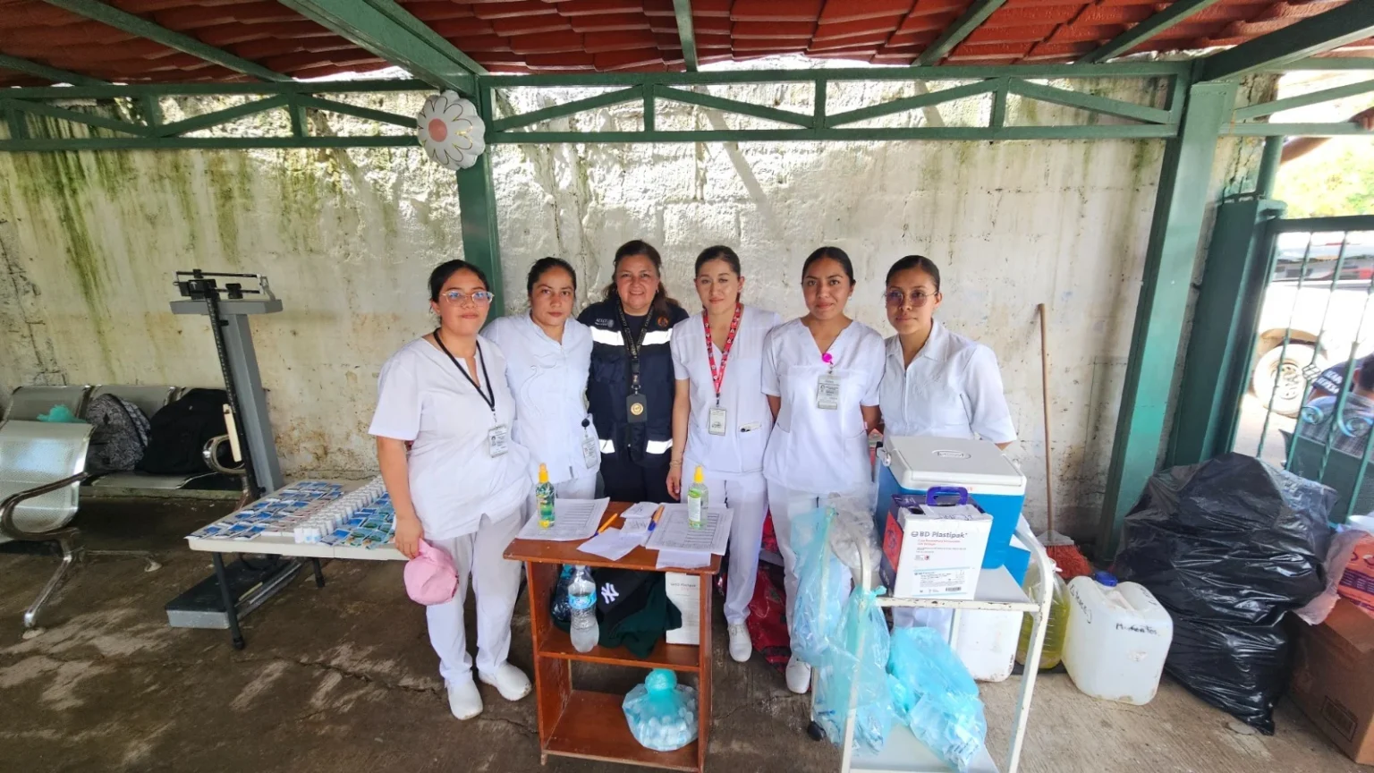 Refuerza IMSS Puebla atención y seguridad en Hospital Rural La Ceiba a través de una Unidad Móvil
