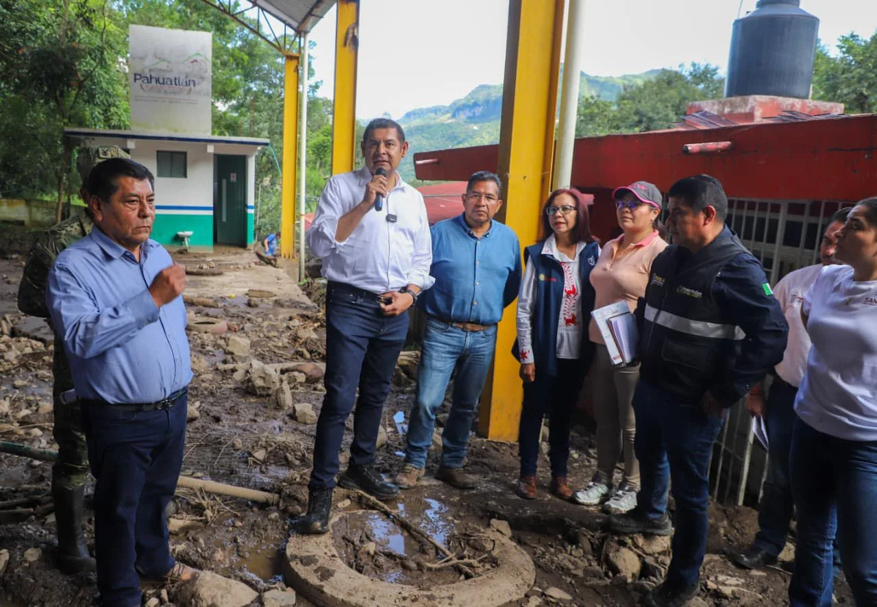 Respuesta integral en Pahuatlán priorizan caminos, víveres y servicios esenciales