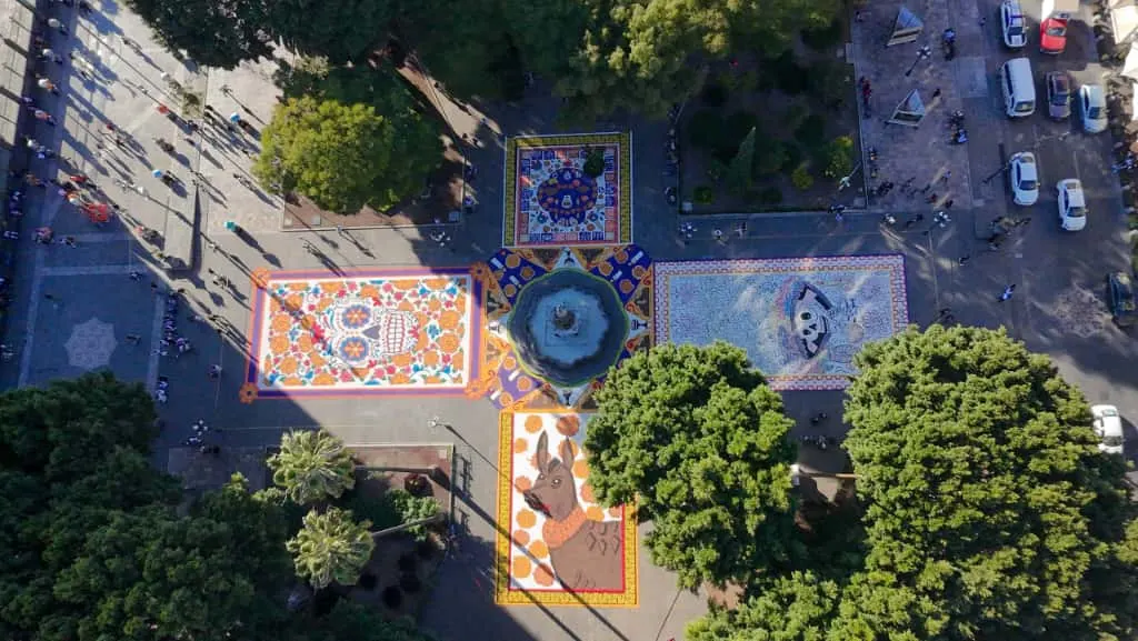 Tradición y arte en Puebla: el tapete y ofrenda del Palacio Municipal rinden homenaje a Juan de Palafox y Mendoza