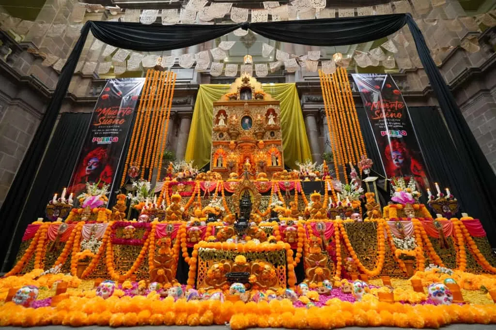 Tradición y arte en Puebla: el tapete y ofrenda del Palacio Municipal rinden homenaje a Juan de Palafox y Mendoza