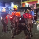 Tras inundación en Bulevar Carmelitas, PC rescata a personas de sus autos