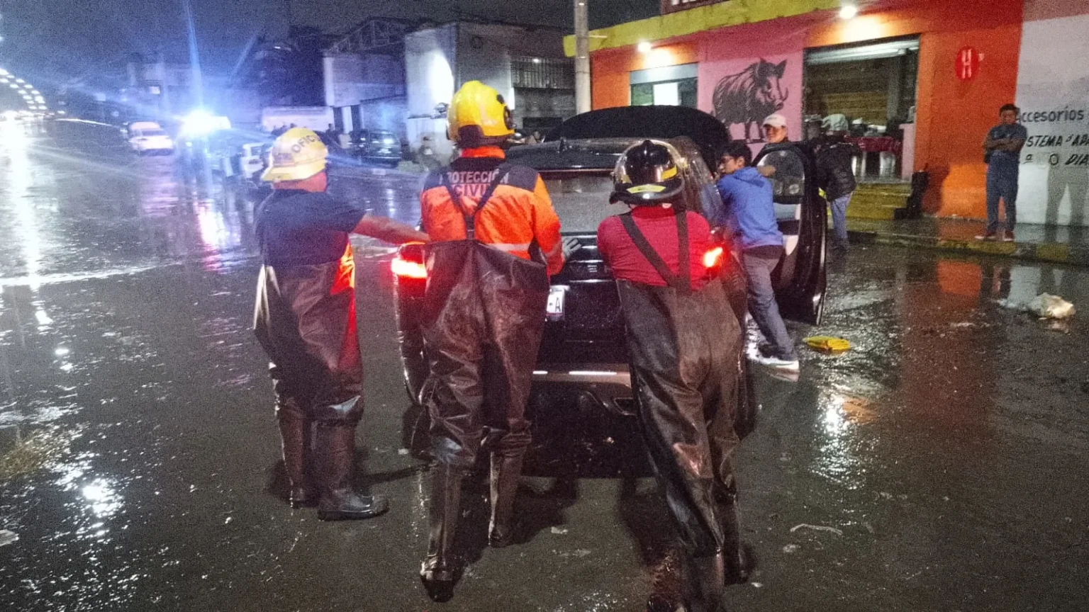 Tras inundación en Bulevar Carmelitas, PC rescata a personas de sus autos