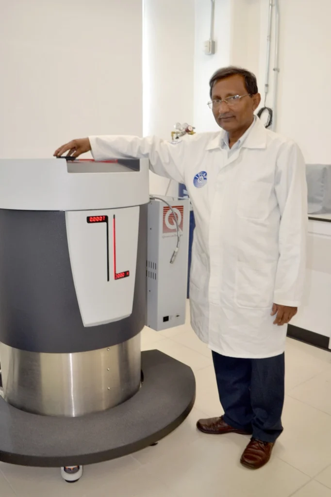 En el Instituto de Física el doctor Pal diseña y fabrica nanomateriales para biotecnología y electrónica