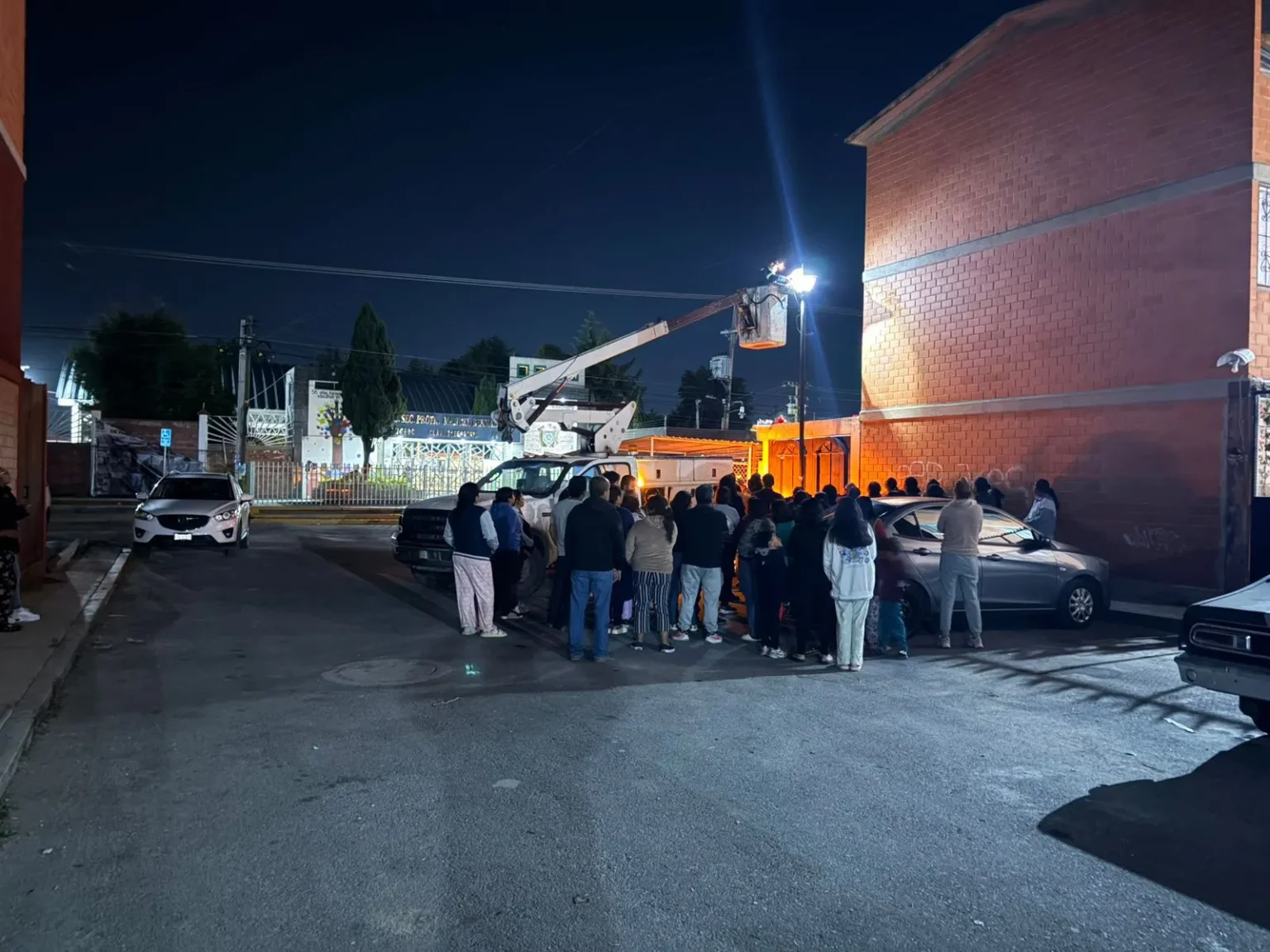 Trabaja Ayuntamiento de Amozoc por una carretera mejor iluminada y más segura.