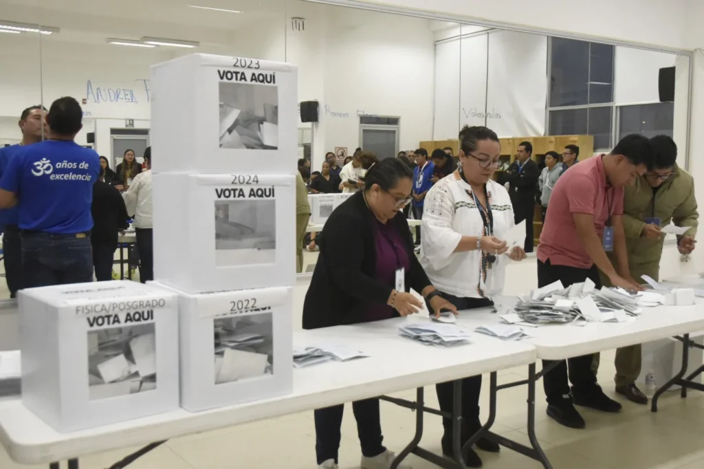 universitarios participan en la jornada electoral para elegir directores de la Buap