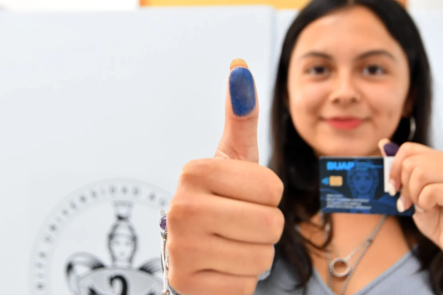 universitarios participan en la jornada electoral para elegir directores de la Buap