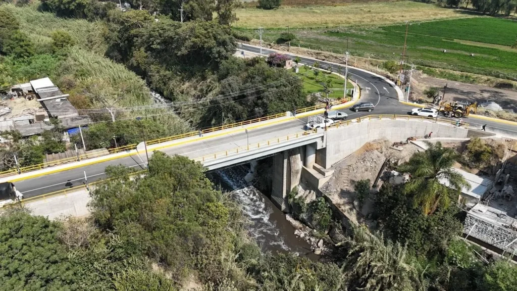 Ariadna Ayala entregó la rehabilitación del puente “Las Vigas”