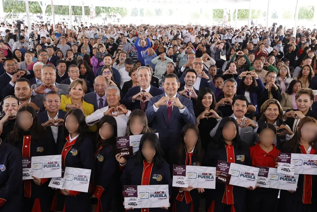 Armenta entrega Becas de Conectividad para impulsar el desarrollo educativo en Puebla