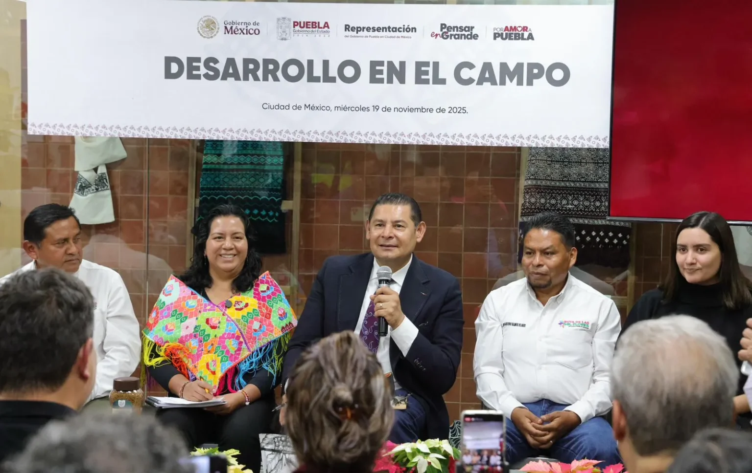 Producción de nochebuena fortalece la economía agrícola y turística de Atlixco