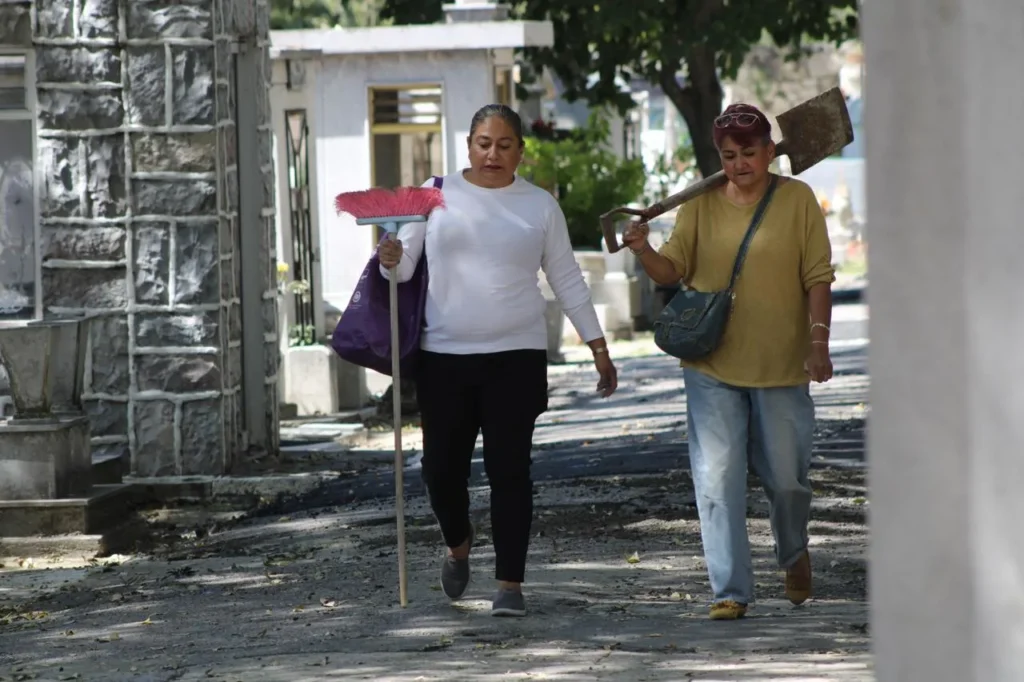 Llaman a prevenir golpes de calor durante visitas a panteones
