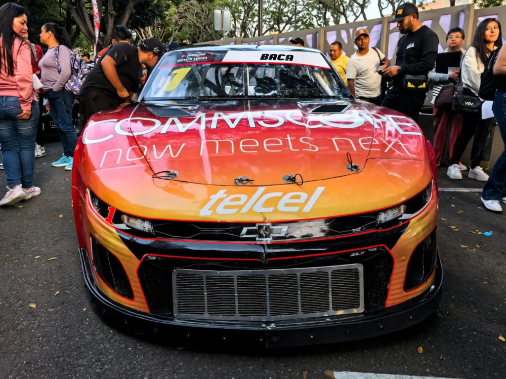Conviven pilotos de NASCAR con poblanas y poblanos