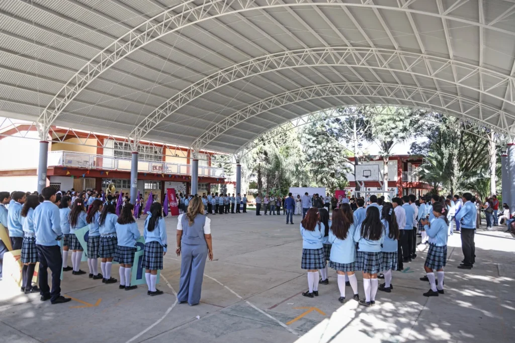 Omar Muñoz entrega arco techo del “Bachillerato Octavio Paz”