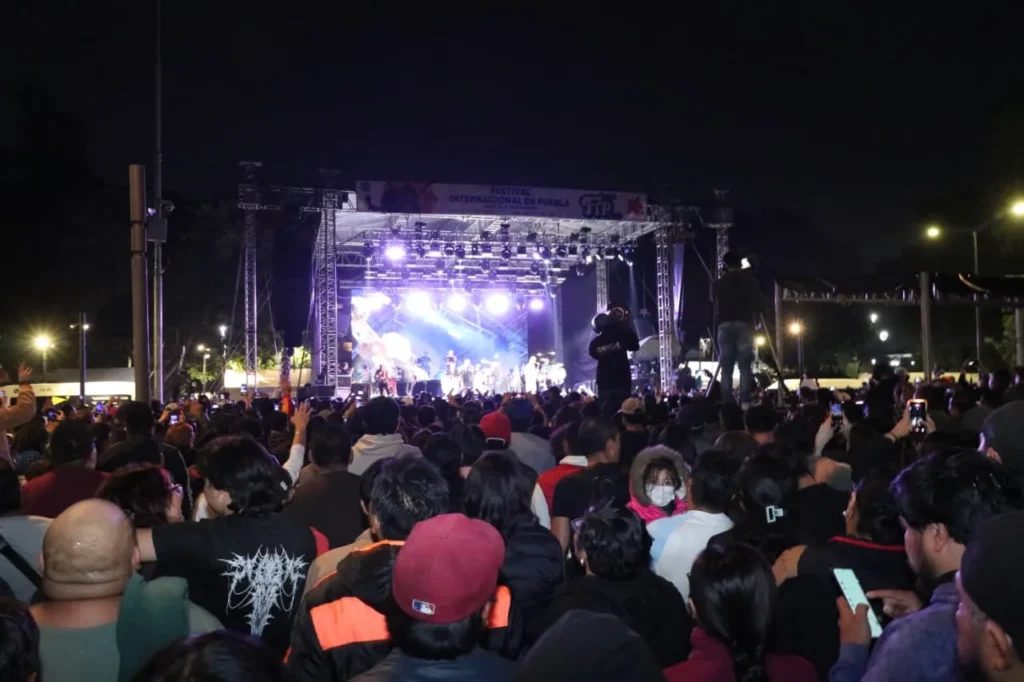 Más de 7 mil personas disfrutaron del concierto de Los Auténticos Decadentes