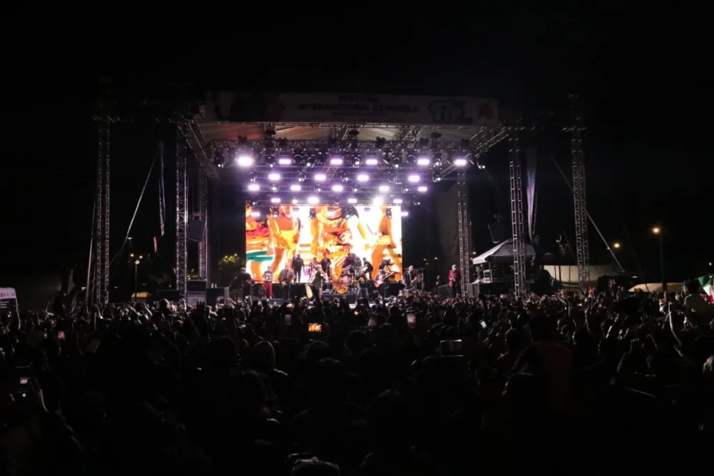 Más de 7 mil personas disfrutaron del concierto de Los Auténticos Decadentes