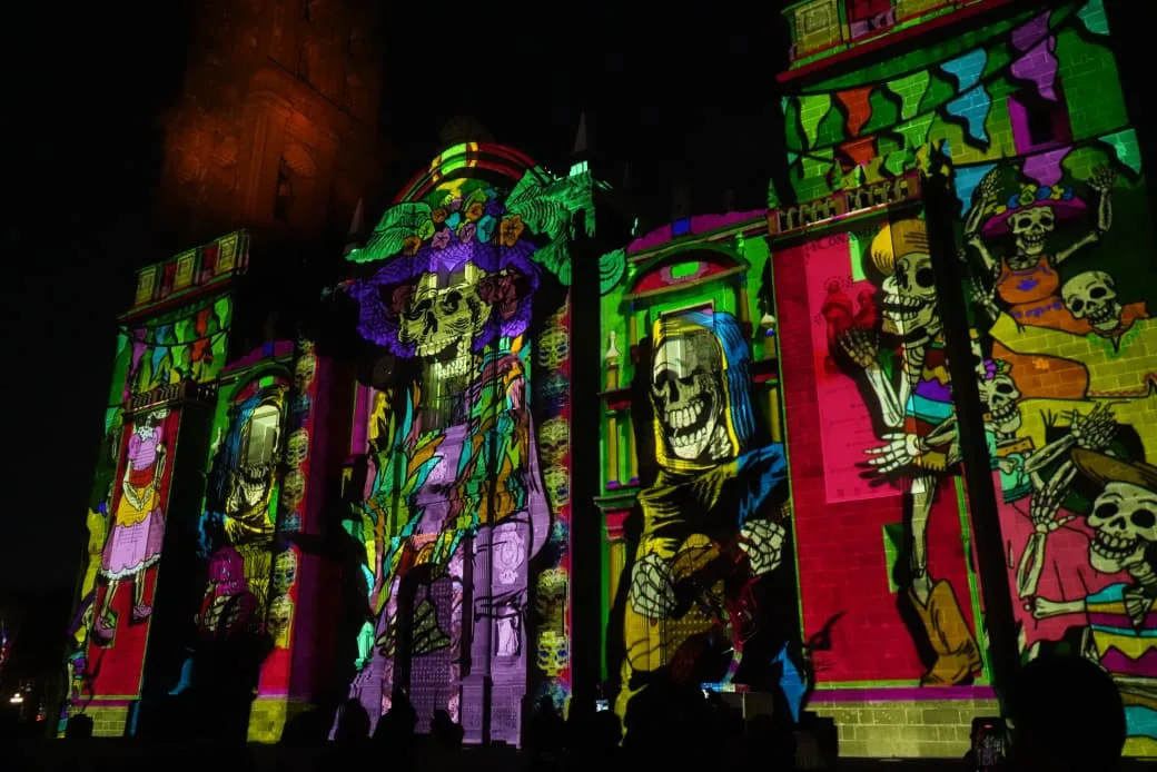 Inaugura Pepe Chedraui videomapping conmemorativo al Día de Muertos con luz y tradición