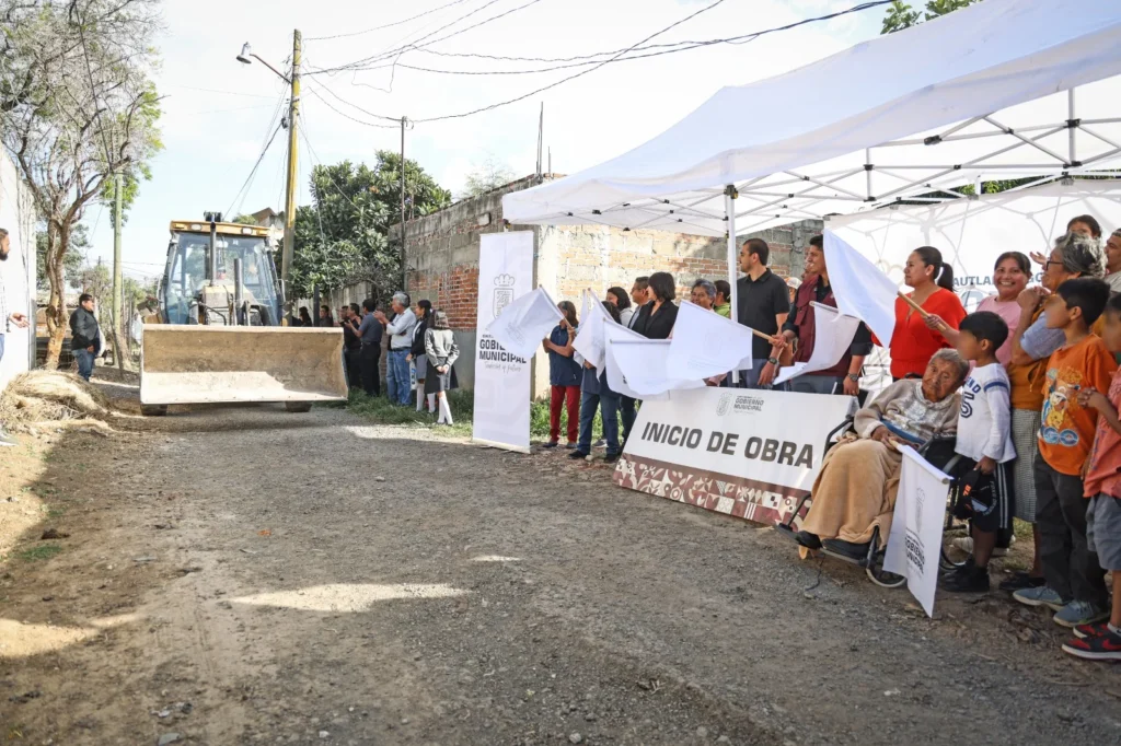 
Omar Muñoz refrenda compromiso de mejorar la infraestructura de la comunidad
