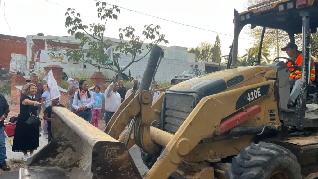 Ariadna Ayala arranca la rehabilitación del camino a Nexatengo