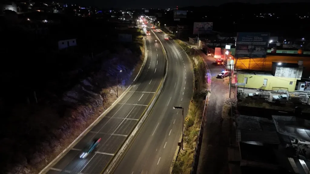 Ariadna Ayala fortalece la seguridad vial con alumbrado solar en Atlixco