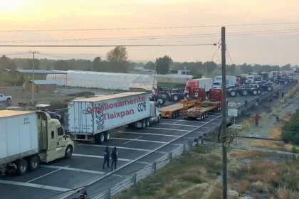 Bloqueo en la Puebla–Orizaba desata caos campesinos cierran la autopista en protesta por la nueva Ley de Aguas