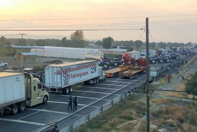 Bloqueo en la Puebla–Orizaba desata caos campesinos cierran la autopista en protesta por la nueva Ley de Aguas