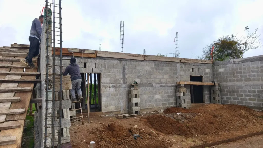 Después de 30 años, pobladores logran construir obra comunitaria en Huehueymico