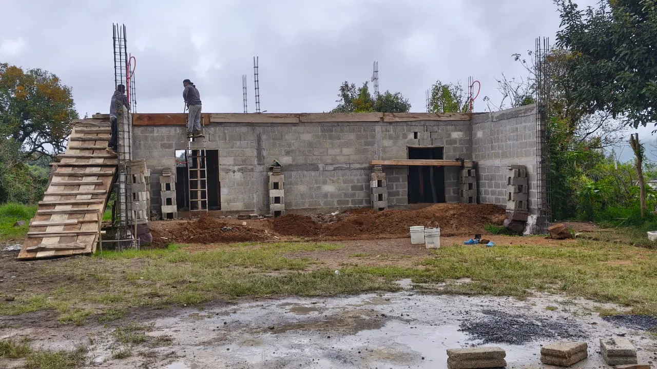 Después de 30 años, pobladores logran construir obra comunitaria en Huehueymico