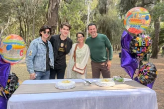 Elenco y producción de “Somos Familia” celebraron el cumpleaños de Oka Giner.