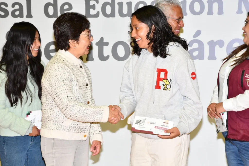 Encabeza Lilia Cedillo entrega de tarjetas de la Beca Universal de Educación Media Superior “Benito Juárez”