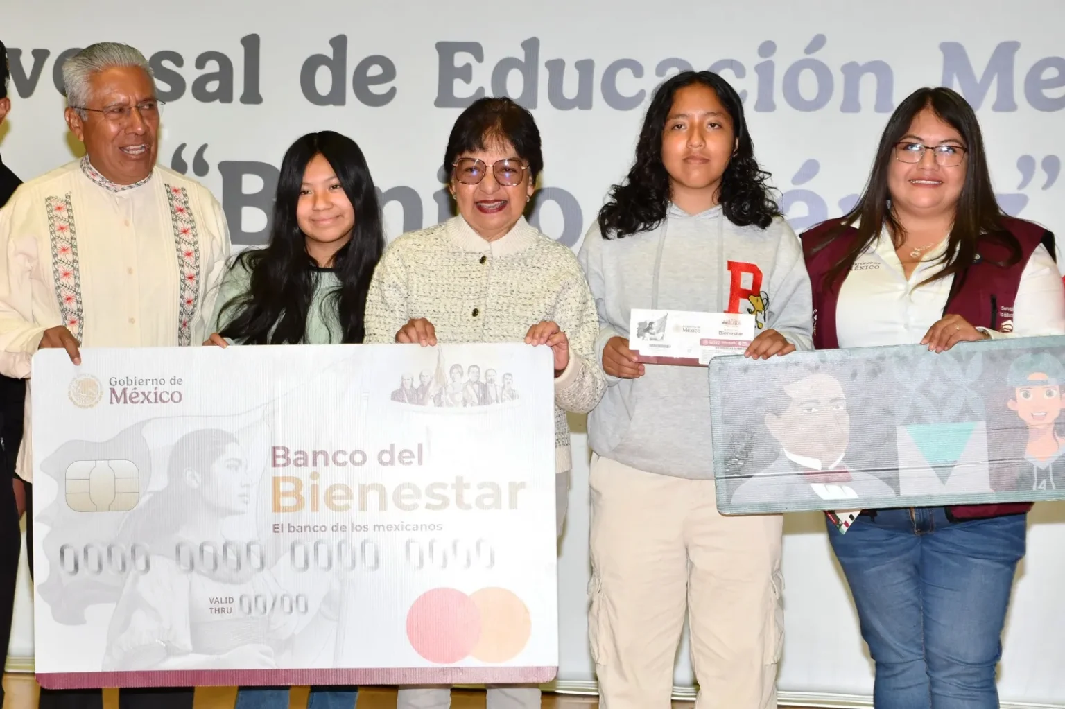 Encabeza Lilia Cedillo entrega de tarjetas de la Beca Universal de Educación Media Superior “Benito Juárez”
