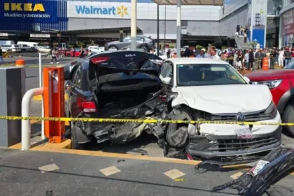 Estudiante del IEU causa caos vial en Vía Atlixcáyotl y huye tras mortal carambola