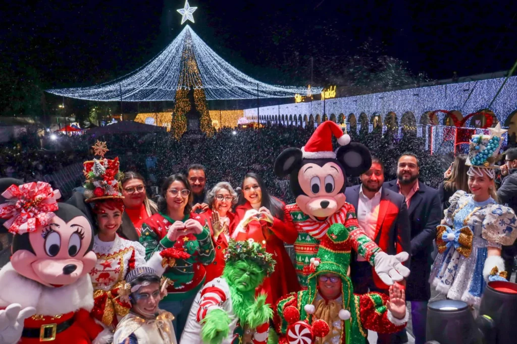 Familias de Cholula se reunieron en Plaza de la Concordia para el encendido del árbol