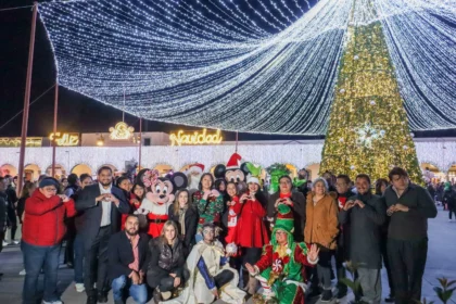 Familias de Cholula se reunieron en Plaza de la Concordia para el encendido del árbol