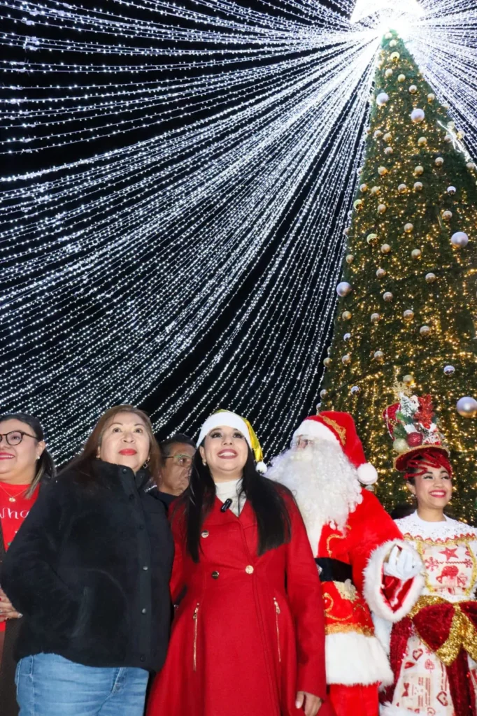 Familias de Cholula se reunieron en Plaza de la Concordia para el encendido del árbol